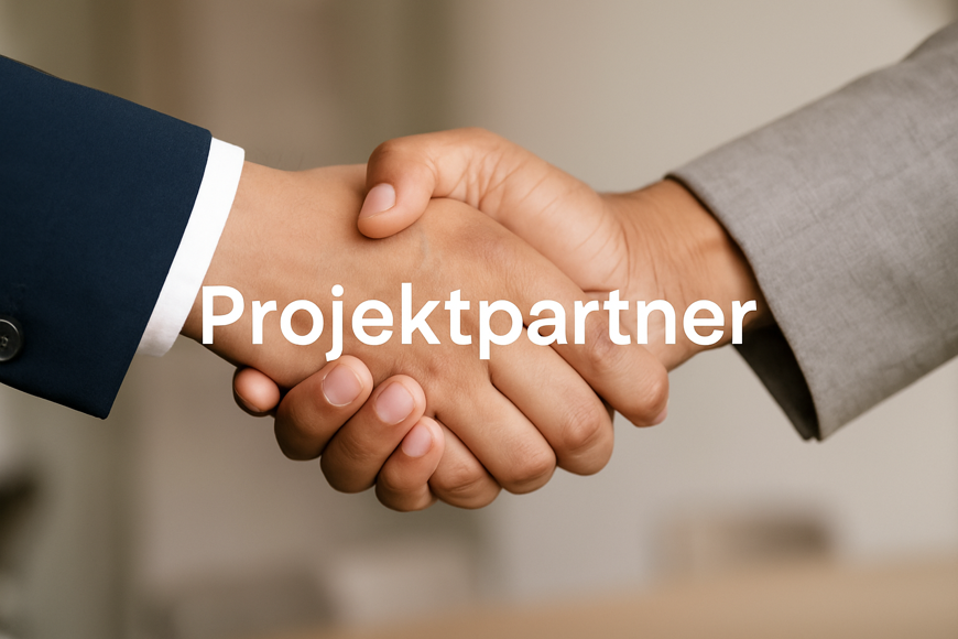 Zwei Hände beim Handschlag. Symbolbild für Projektpartnerschaft. Schriftzug ‚Projektpartner‘ über dem Bild.