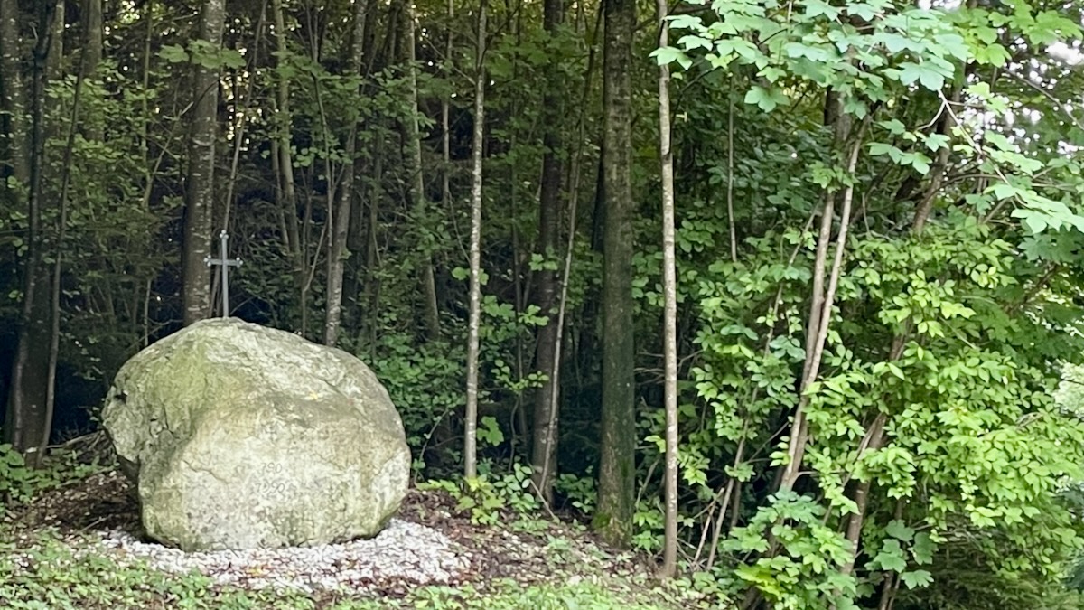 Findling mit schmiedeeisernem Kreuz und Inschrift „790 – 1990“ am Waldrand bei Vachendorf