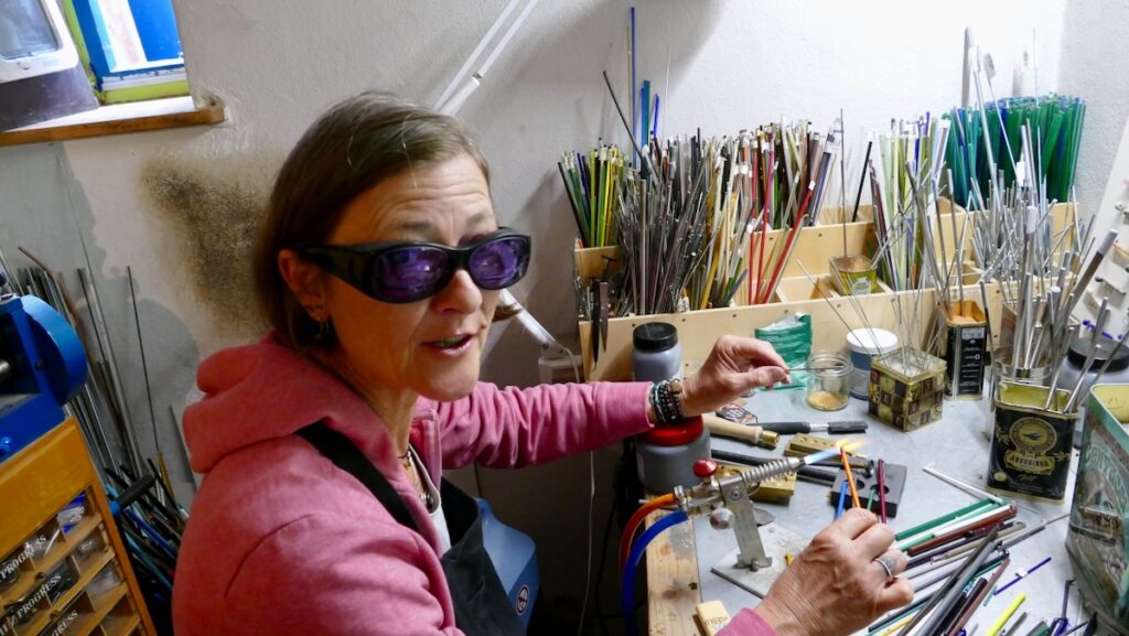 Ein Glasstab wird in der Hitze der Flamme weich – der Beginn jeder Perle. Die Spannung zwischen Feuer und Kontrolle ist sichtbar. Hier entsteht nicht nur Form, sondern auch Ausdruck.