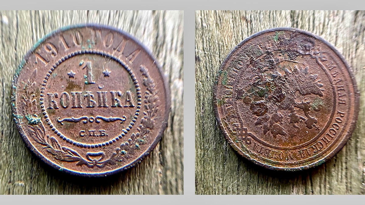 Vorder- und Rückseite einer 1-Kopeken-Münze von 1910 aus dem Russischen Kaiserreich, gefunden in einem Blumenbeet in Vachendorf.