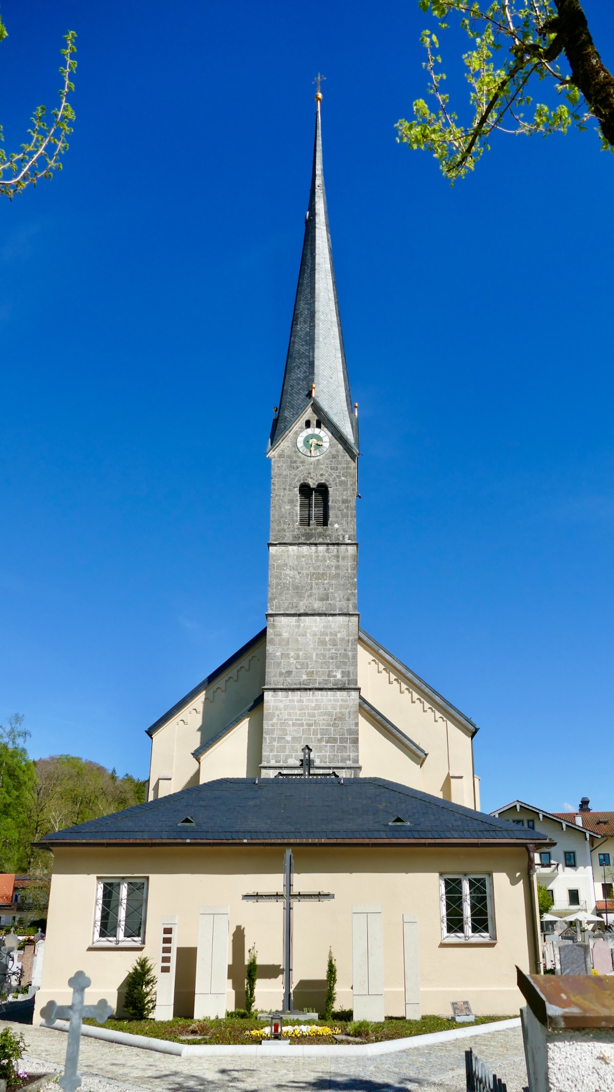 Pfarrkirche St. Ägidius in Bergen, Außenansicht mit Turm und Spitzhelm