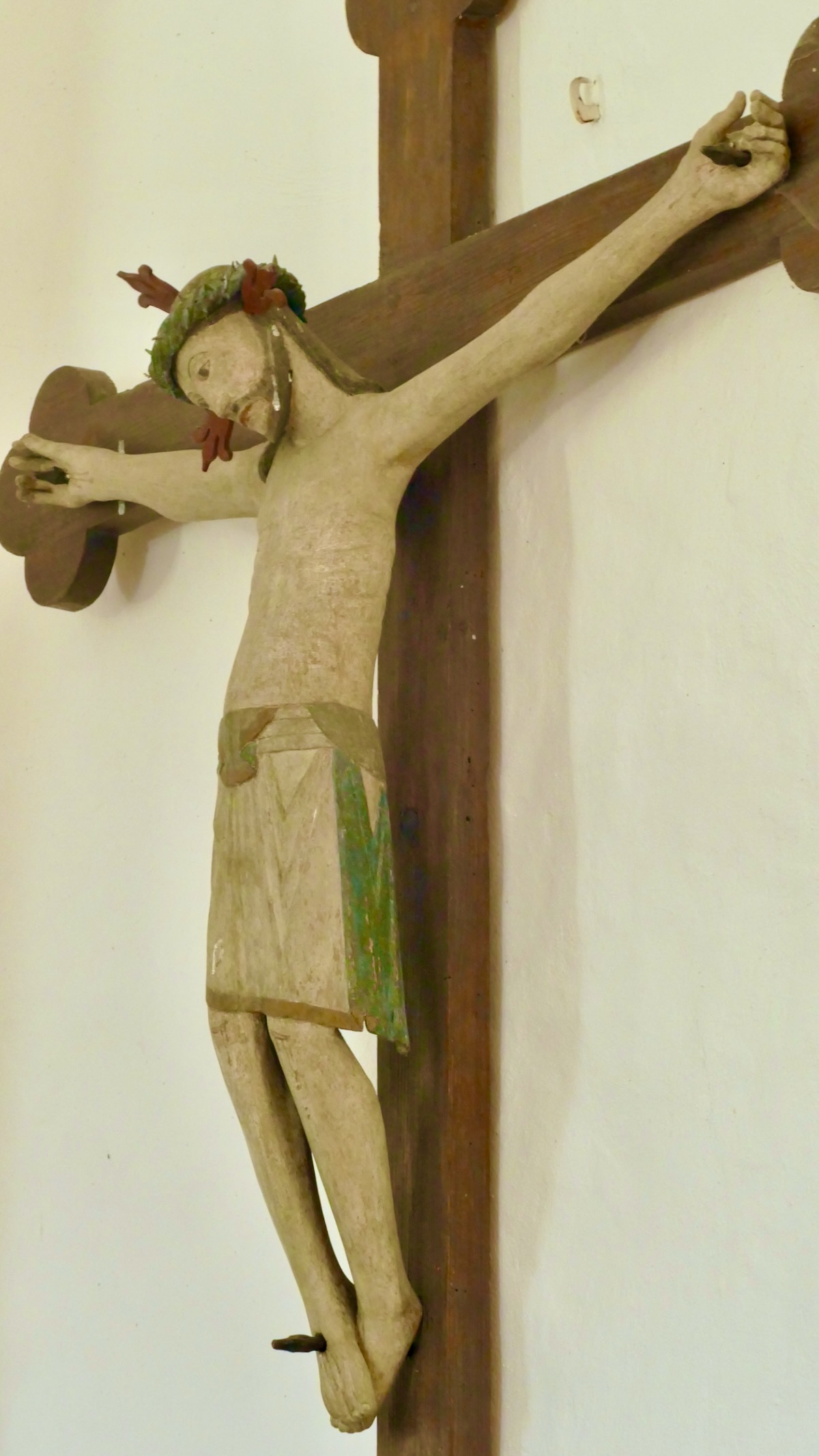 Romanisches Kruzifix in der Filialkirche St. Margaretha, Einharting – geschnitzter Christus um 1200, in Nachfolge der Salzburger Schule, mit Dornenkrone und grün gefasstem Lendenschurz.