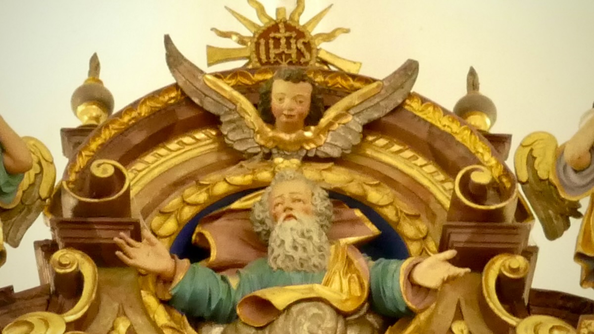 „Darstellung von Gottvater mit ausgebreiteten Armen, barocker Hochaltar in Einharting, mit Christusmonogramm IHS“