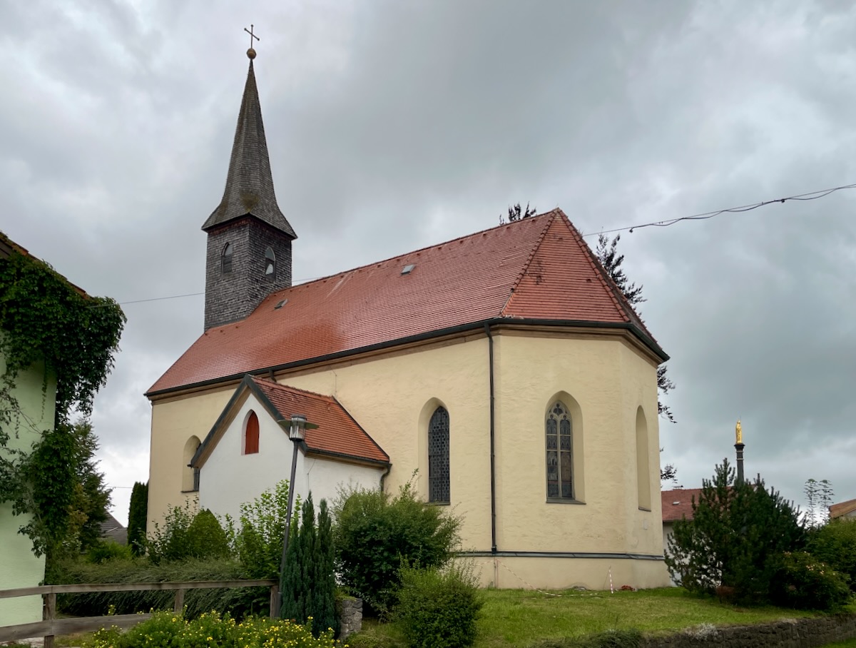 Grabenstätt, Filialkirche St. Johann mit gotischem Chor und schindelgedecktem Turmhelm.