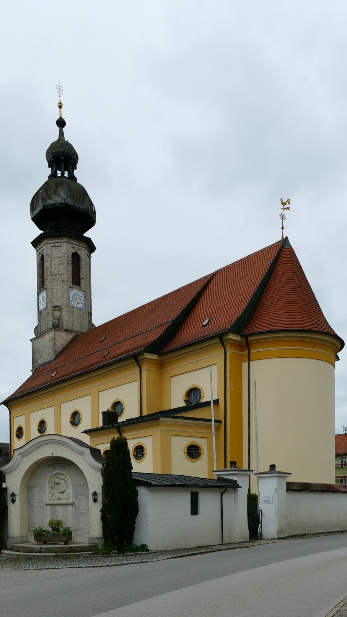 Pfarrkirche Mariä Himmelfahrt in Vachendorf mit barocker Zwiebelhaube und heller Fassade mit gelben Gliederungen