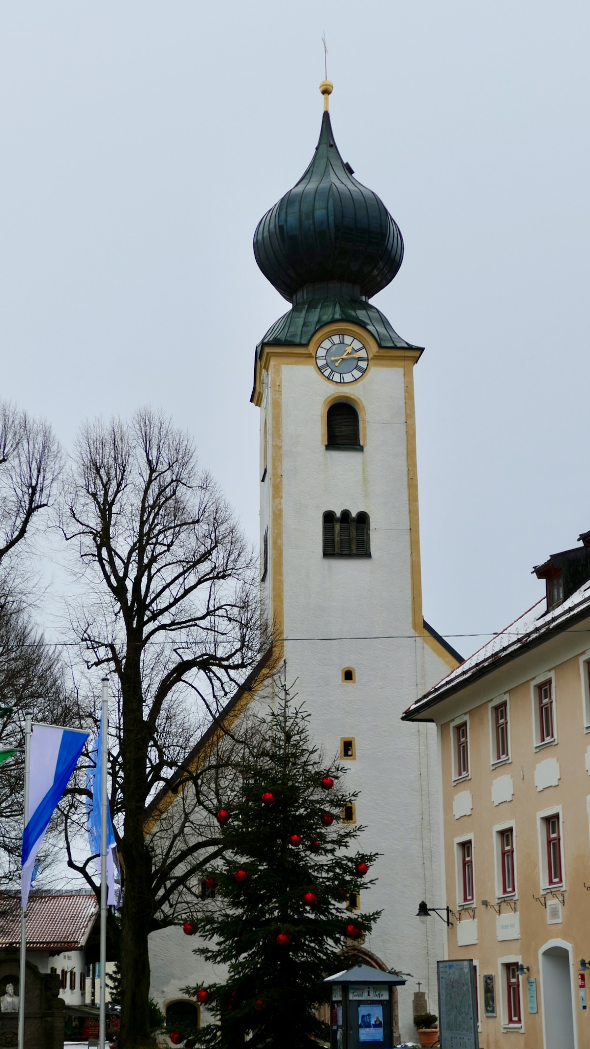 Grassau, Pfarrkirche Mariä Himmelfahrt mit barocker Zwiebelhaube, Ansicht des Turms