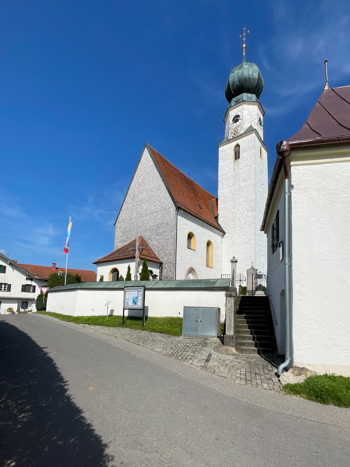 Wallfahrtskirche Mariä Himmelfahrt in Ising mit barockem Zwiebelturm und spätgotischem Langhaus, Außenansicht von Süden