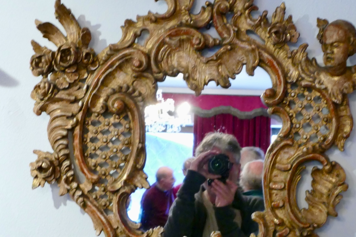 Barocker Spiegel mit Selbstporträt, aufgenommen im Barockmuseum im Kurhaus Waging