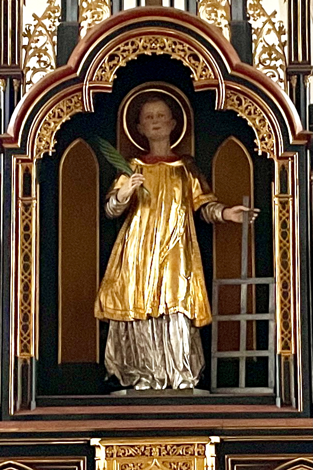 Statue des hl. Laurentius im goldenen Diakonsgewand mit Palmzweig und Rost, im Altar der Kirche Nussdorf bei Traunstein