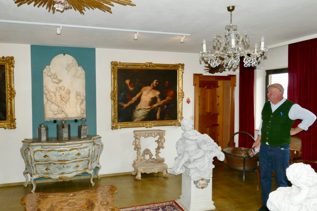 Dr. Jürgen Eminger in einem barock eingerichteten Raum des Strandkurhauses Waging mit Gemälden, Skulpturen und Möbeln aus der Sammlung Sebastian Schubecks.
