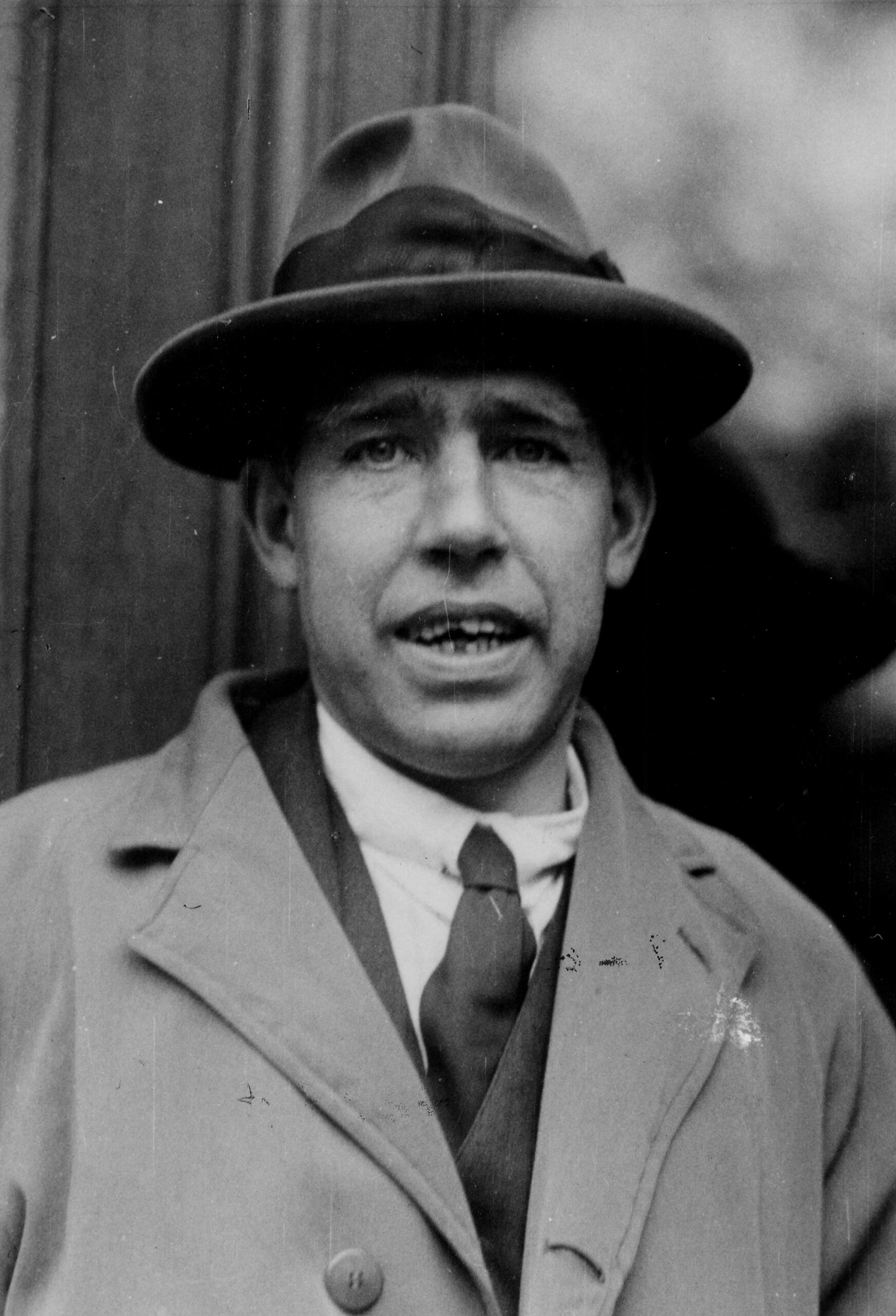 Schwarz-Weiß-Porträt des Physikers Niels Bohr mit Hut im Jahr 1927