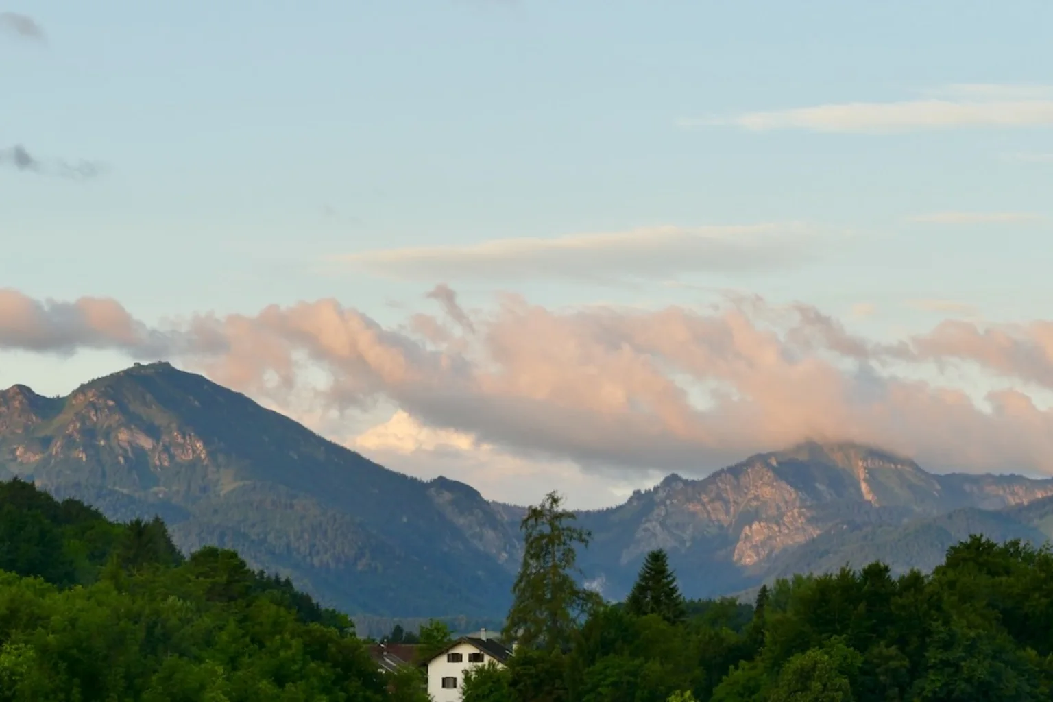 Hochfelln und Hochgern unter rosa Wolken, gesehen von Norden