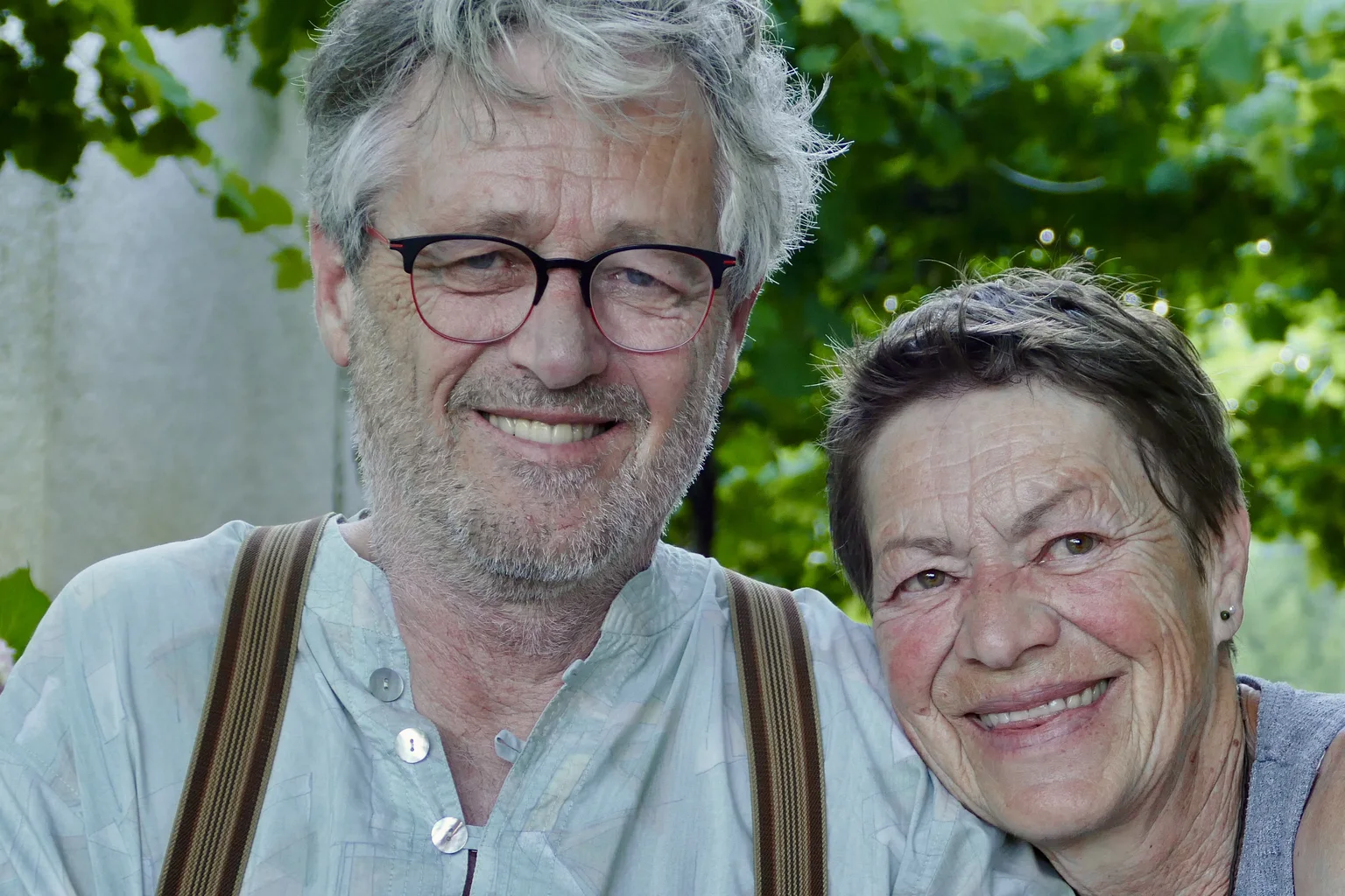 Bettina und Jochen Nistler im Garten der werkstatt kesslfligga