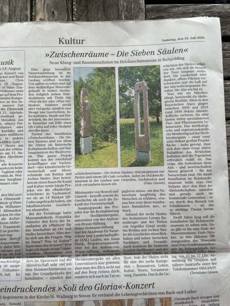 Zeitungsseite mit dem Kulturartikel Zwischenräume – Die Sieben Säulen im Traunsteiner Tagblatt vom 18. Juli 2026