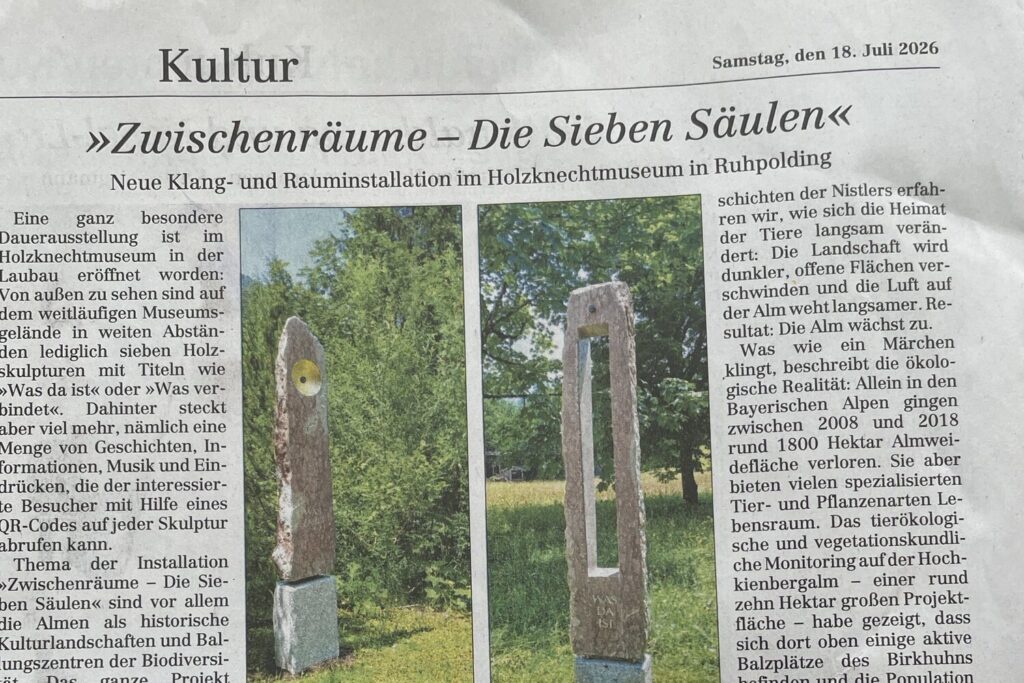 Ausschnitt des Kulturartikels Zwischenräume – Die Sieben Säulen mit Überschrift und zwei Fotografien der Marmorsäulen